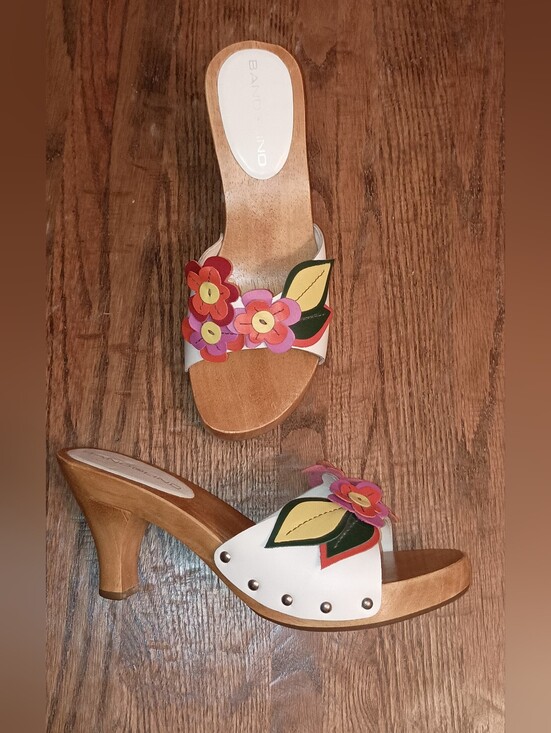 Bandolino Shoes - Vintage Bandolino White Floral Leather Slide WoodHeels with Pink and Red Accents